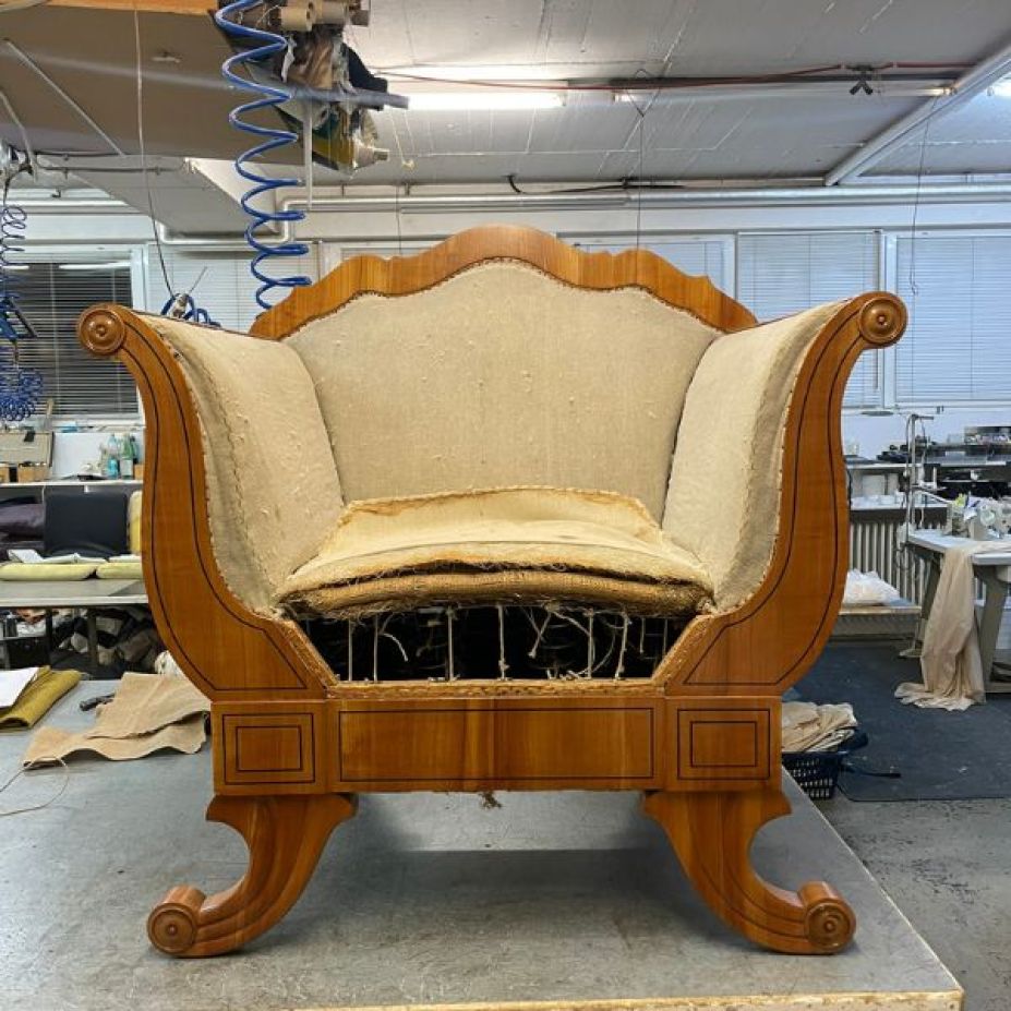 Biedermeier-Sessel mit offenem Polsteraufbau in der Werkstatt