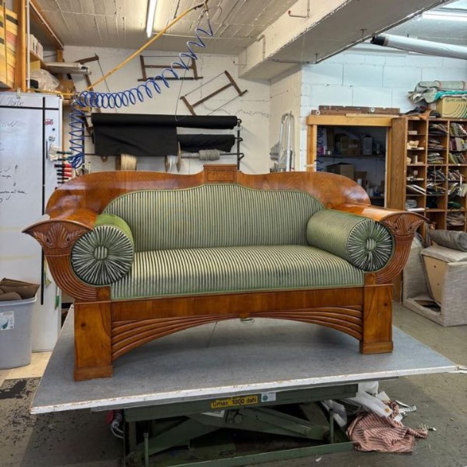Dieselbe Biedermeier-Couch traditionell neu gepolstert und grün gestreift bezogen