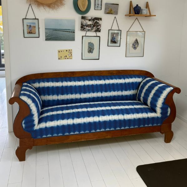 Dieselbe Biedermeier-Couch neu bezogen mit blau-weißem Stoff und Doppelkeder