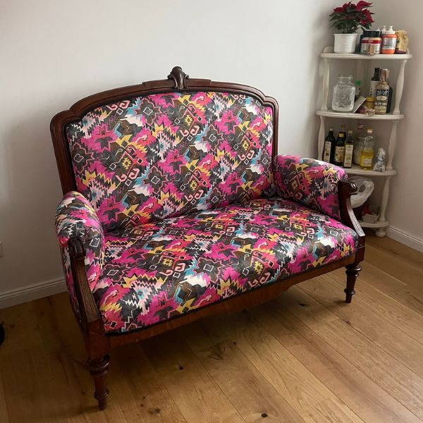 Dieselbe Couch neu aufgepolstert und mit pinkem Blumenstoff bezogen