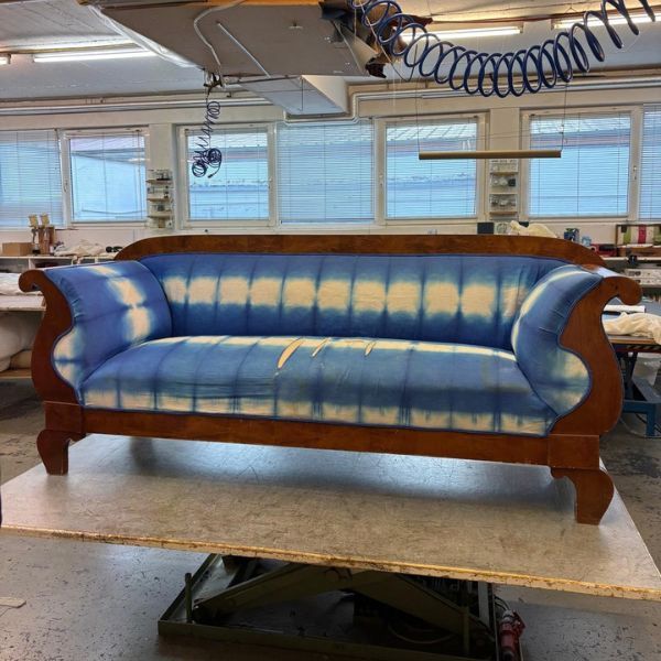 Biedermeier-Couch vor dem Neubezug in der Polsterwerkstatt