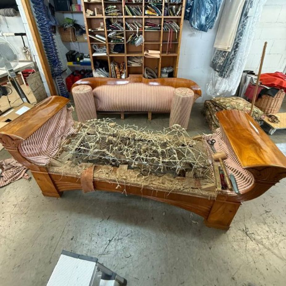 Biedermeier-Couch mit freigelegtem Rosshaarpolster in der Werkstatt