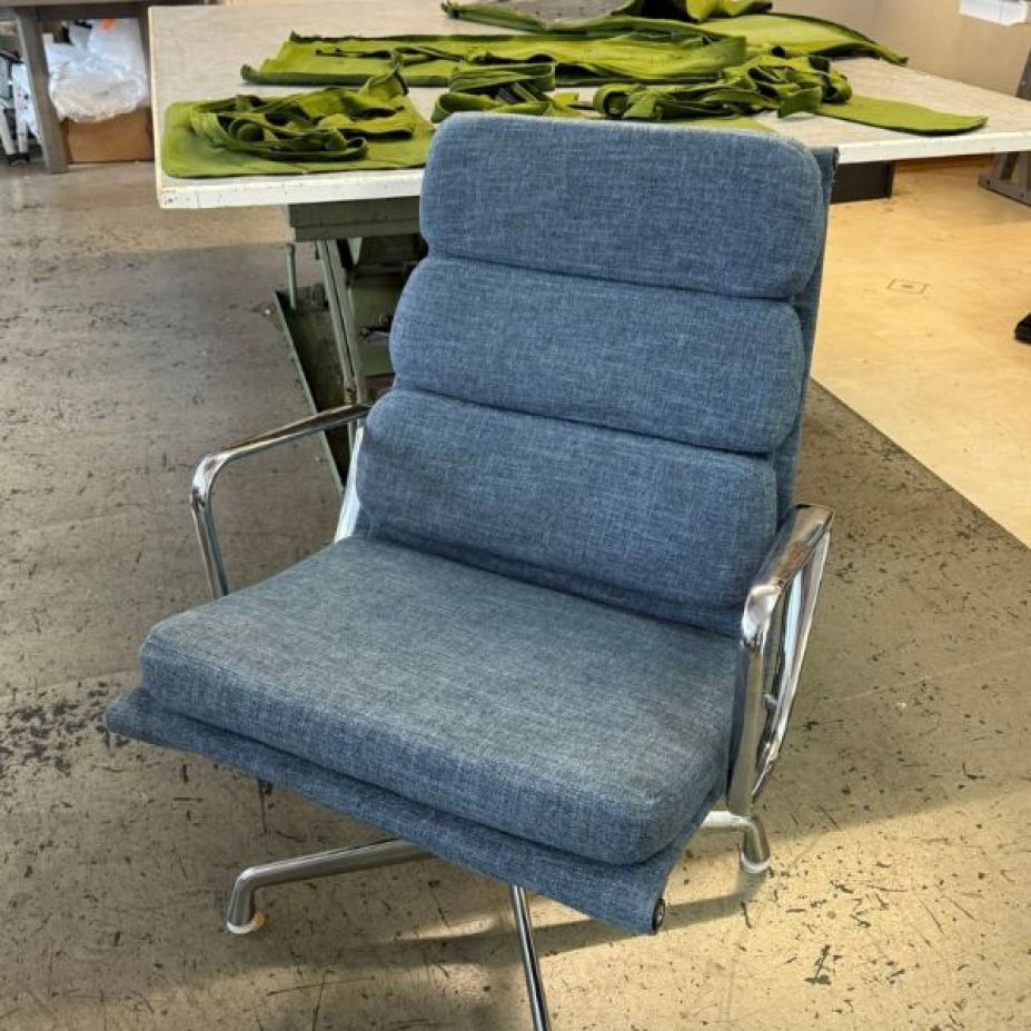 Derselbe Cassina Bürodrehsessel neu bezogen mit blauem Stoff