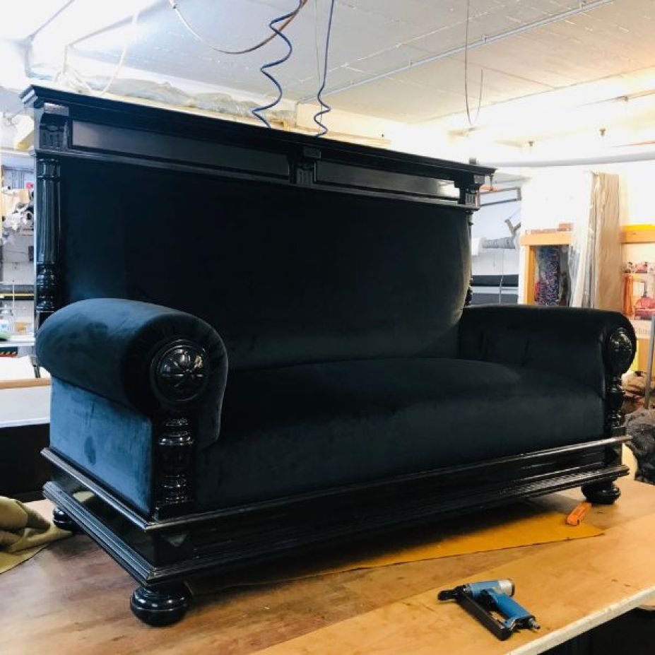 Dieselbe Stilcouch mit schwarzem Samtbezug und schwarz lackiertem GestellDieselbe Stilcouch mit schwarzem Samtbezug und schwarz lackiertem Gestell